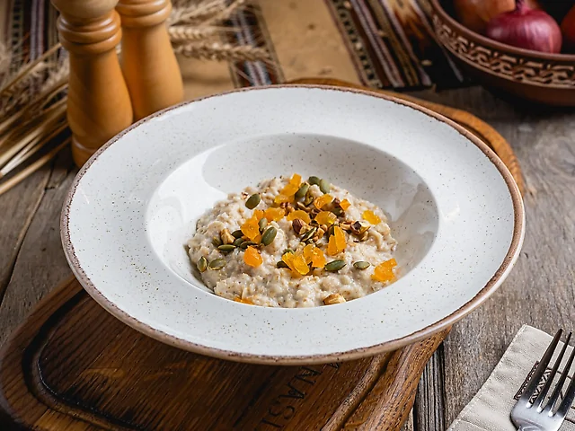 Вівсяна каша з курагою, родзинками та горіхами