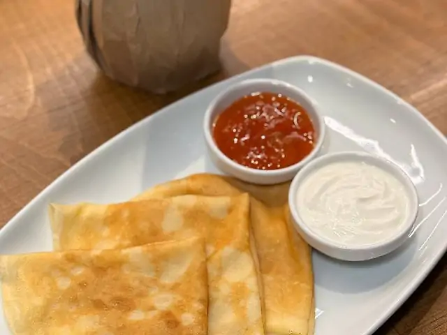 Ніжні млинці з абрикосовим джемом та сметаною