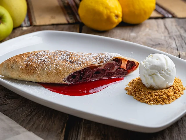 Штрудель з вишнями