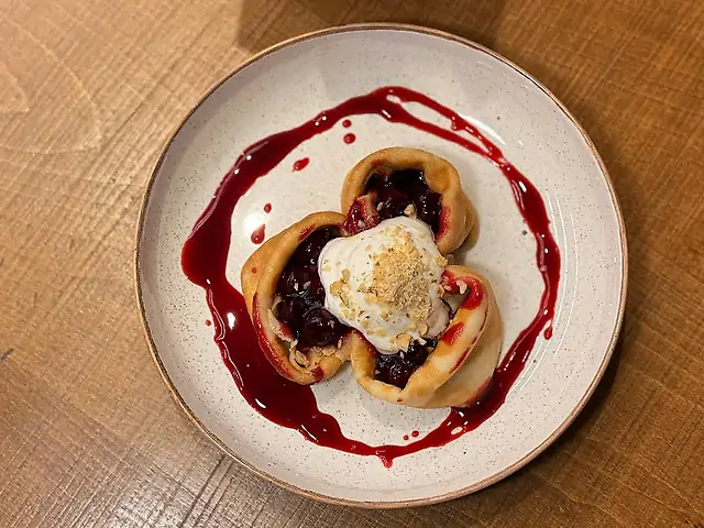 Млинці з вишнею подаємо з вершковим кремом та шоколадом