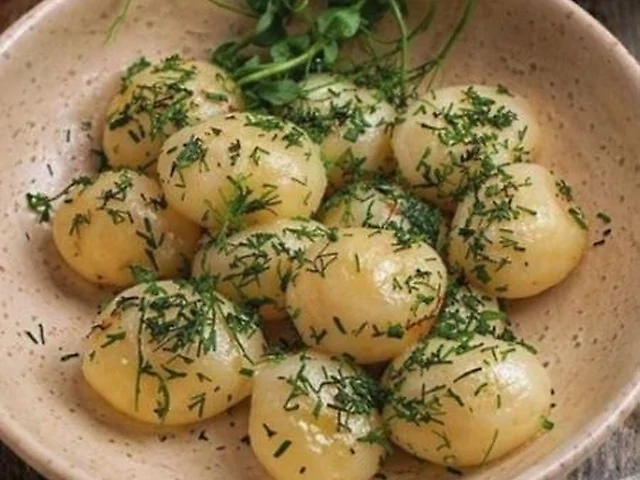 Молода картопля з зеленью