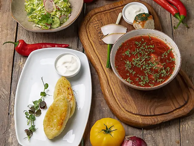 Обід з червоним борщем