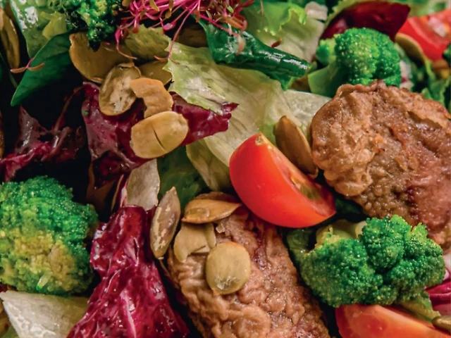 Салат з курячою печінкою