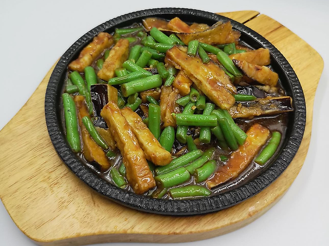 118 Овочеве рагу по-китайські на розпеченому підносі