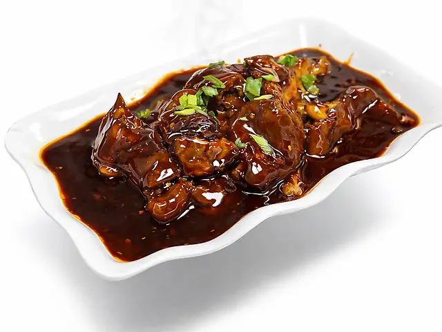 32 Смажені свинячі ніжки в соєвому соусі гострі