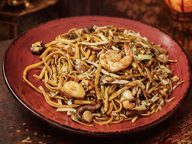 126 Смажена локшина з морепродуктами