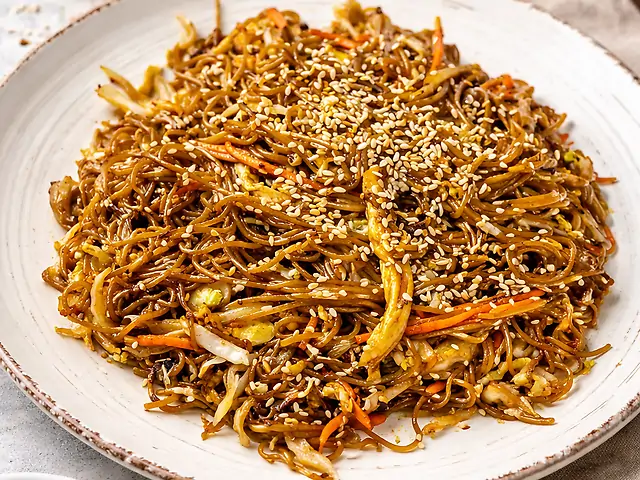 136 Смажена рисова локшина з куркою та яйцем