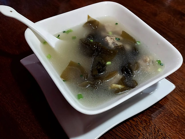 26 Суп зі свинячих реберець та морської капусти