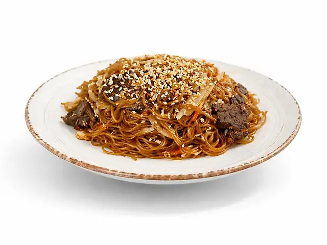 140 Смажена рисова локшина з яловичиною та яйцем