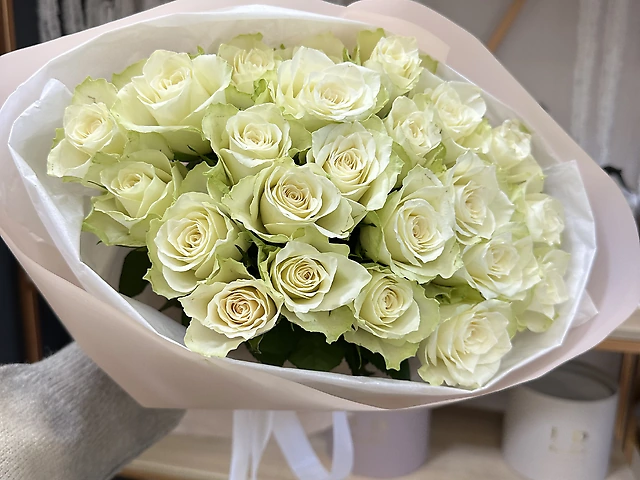 Букет білих троянд