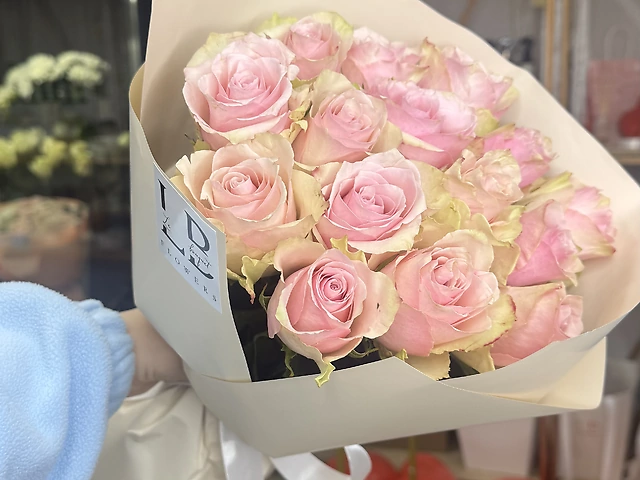 15 рожевих троянд