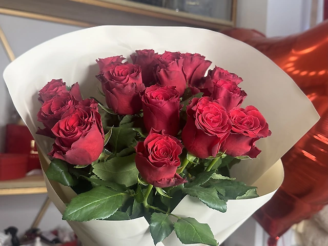 11 червоних  троянд