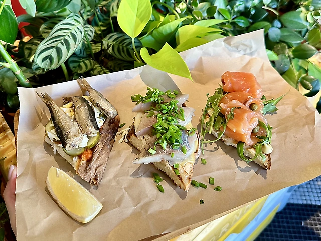 Асорті брускет (зі шпротами, з лоосем слабої солі, з матіасом)