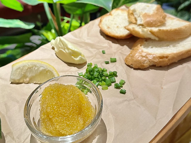 Щуча ікра зі збитим вершковим маслом та підсмаженими грінками