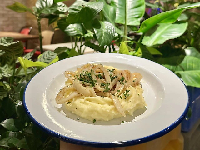 Піджарка зі смаженою цибулею та картопляним пюре