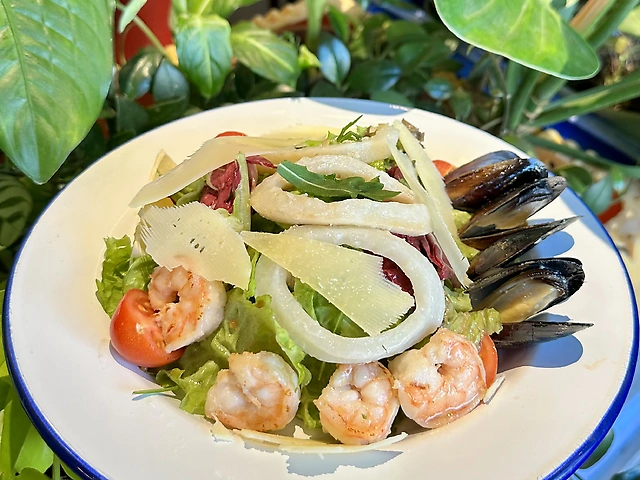 Теплий салат з морепродуктами