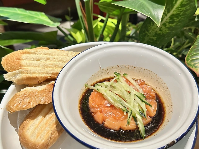 Тартар із лосося з соусом понзу