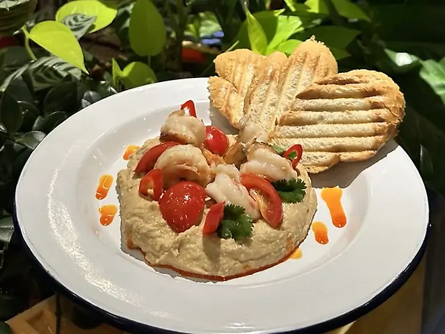 Домашній хумус зі смаженими на грилі креветками та помідорами чері