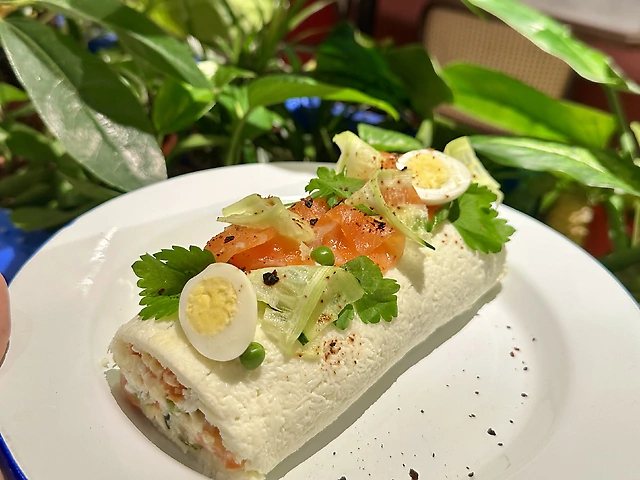 Рулет "Олів'є" з лососем слабої солі