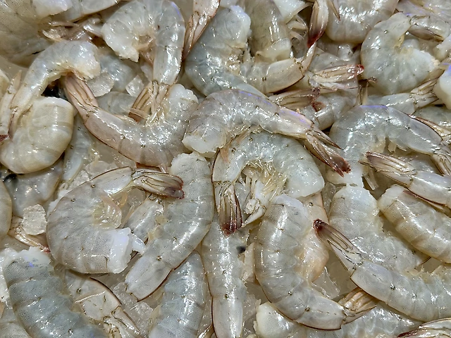 Хвости білоногих тихоокеанських креветок