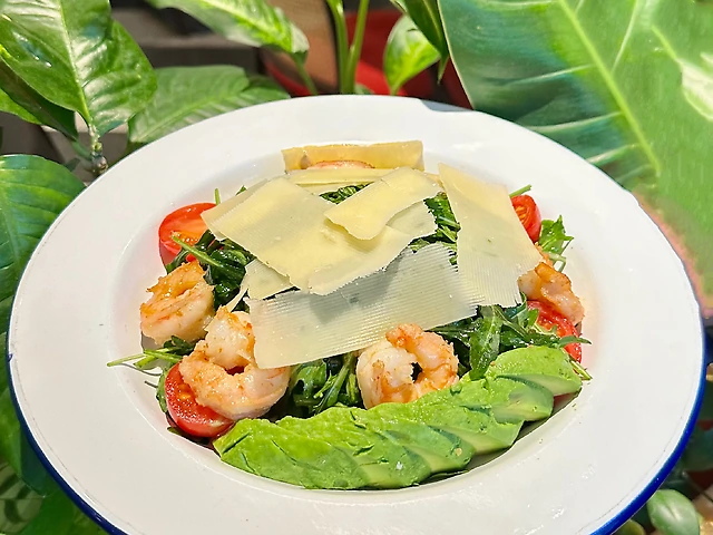 Рукола з тигровими креветками, томатами чері та пармезаном