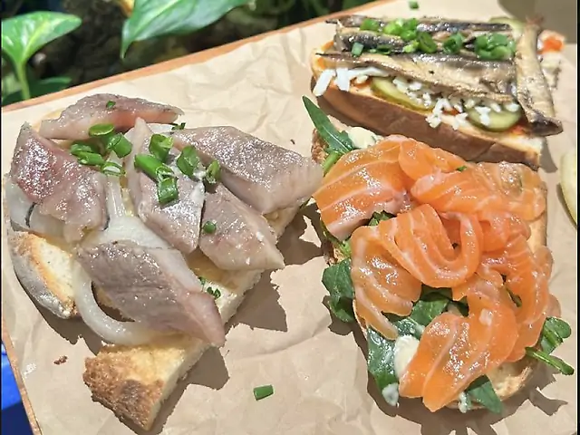 Асорті брускет (зі шпротами, з лоосем слабої солі, з матіасом)