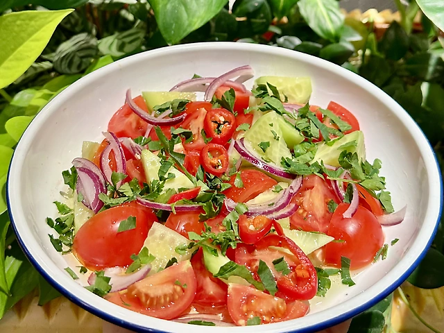 Салат із свіжих овочів з червоною цибулею, чілі-перцем та запашною олією