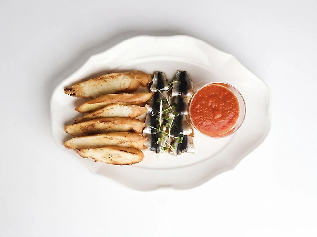 Сардина маринована з томатно-розмариновим конфі.