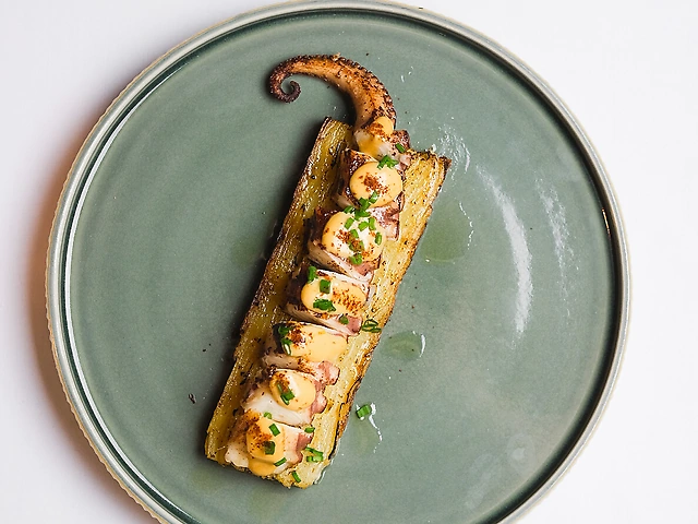 Восьминіг з  картопляним гратеном та спайсі айолі