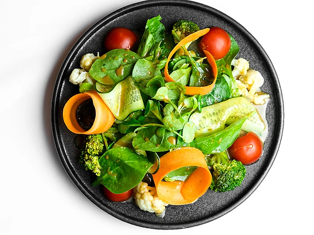 Салат зі свіжими овочами в оригінальному соусі