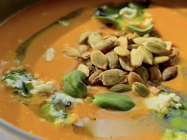 Гарбузовий крем -суп з сиром ДорБлю та гарбузовим насінням
