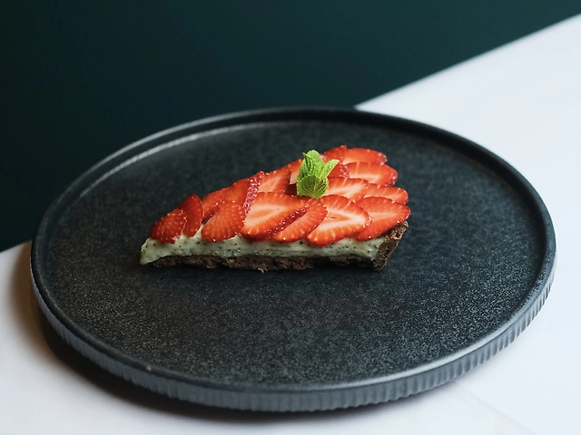 Тарт Saint Tropez зі свіжою полуницею ,білим шоколадом та м'ятою