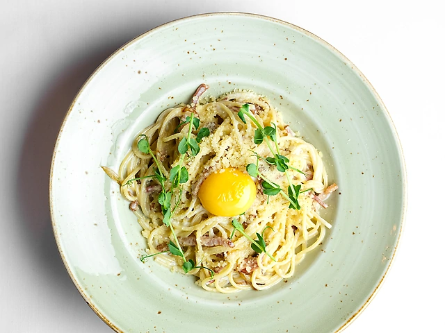 Спагеті Карбонара з шинкою, беконом та яєчним жовтком