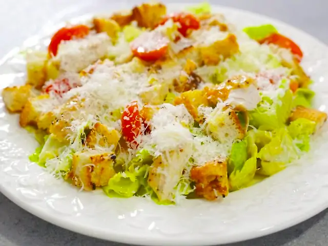 Салат Цезарь с  курицей