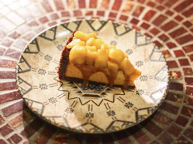 Чизкейк з яблуком та солоною карамеллю