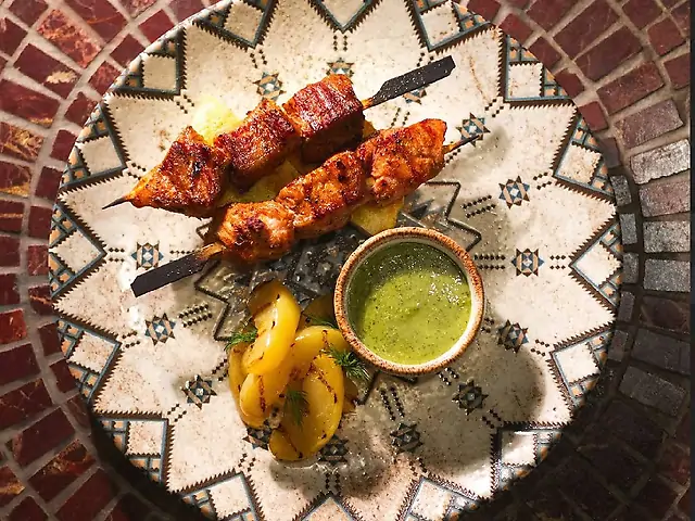 шашлик із сома з зеленим соусом та яблуком на грилі