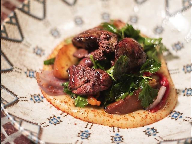 салат з печінкою на грилі, печеними овочами та яблучним кремом