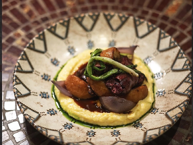 печінка курча на грилі з мамалигою та яблуком на вогні