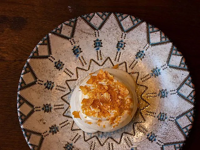 Перлина бессарабії сметанник з соусом із малини та кремом з карамелізованого білого шоколаду