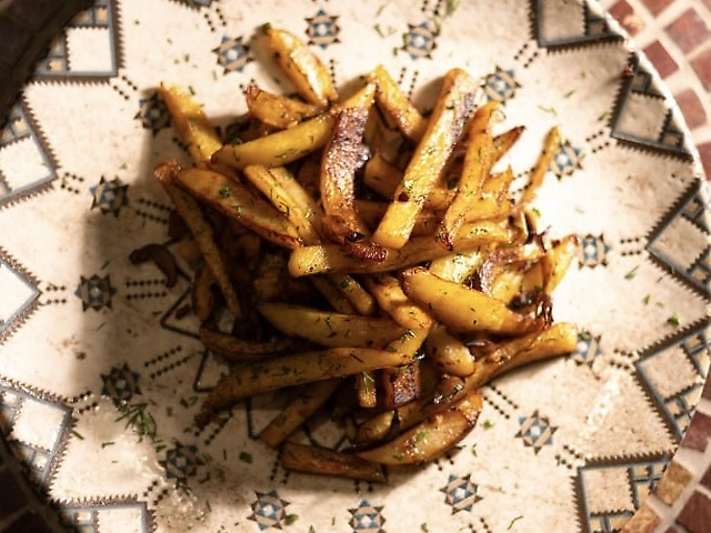 смажена картопля з білими грибами та гливами