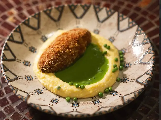 котлета по-київськи із сома з вешковою мамалигою та кремом із зеленого горошка