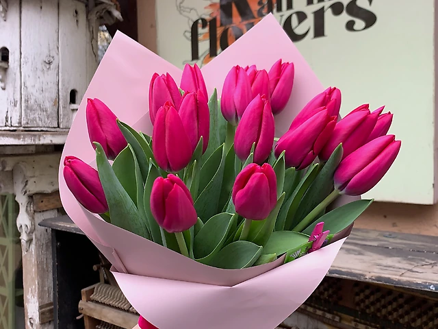 Букет малинового тюльпану