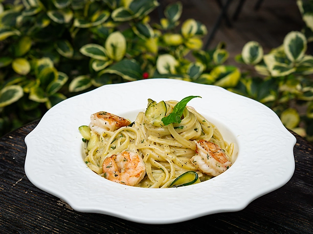 Тальоліні з тигровими креветками та цукіні