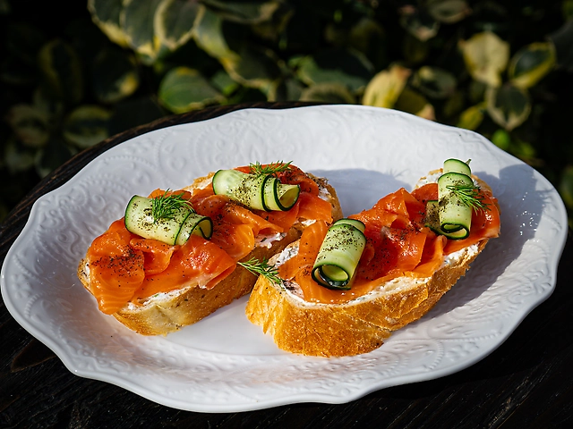 Брускети  з  малосольним лососем