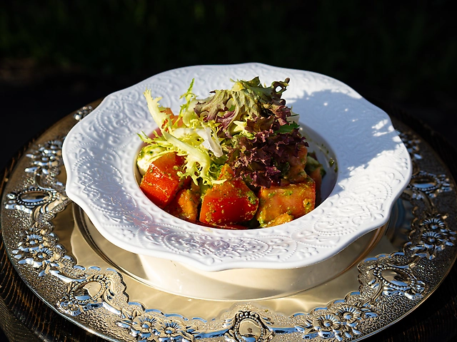 Салат капрезе з помідорами