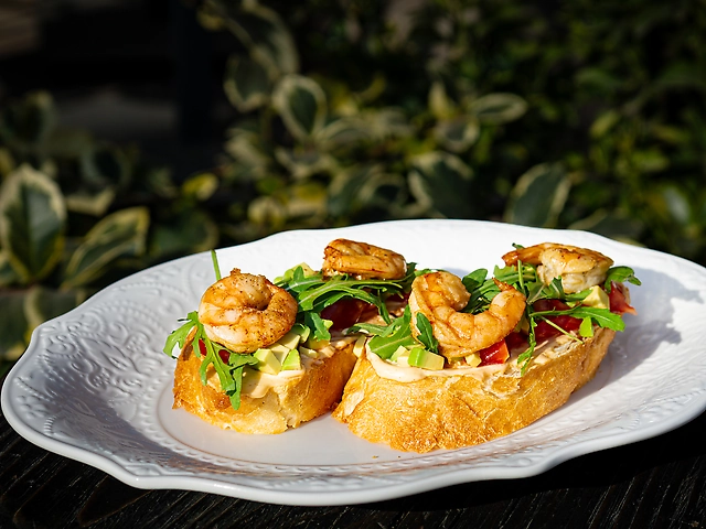 Брускети з креветками та авокадо