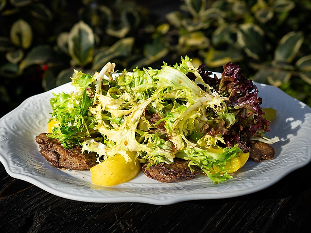 Теплий салат з курячою печінкою