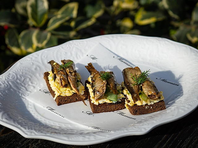 Одеські бутерброди зі шпротами