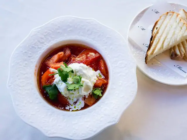 Салат з рожевих томатів та сиром Страчателла