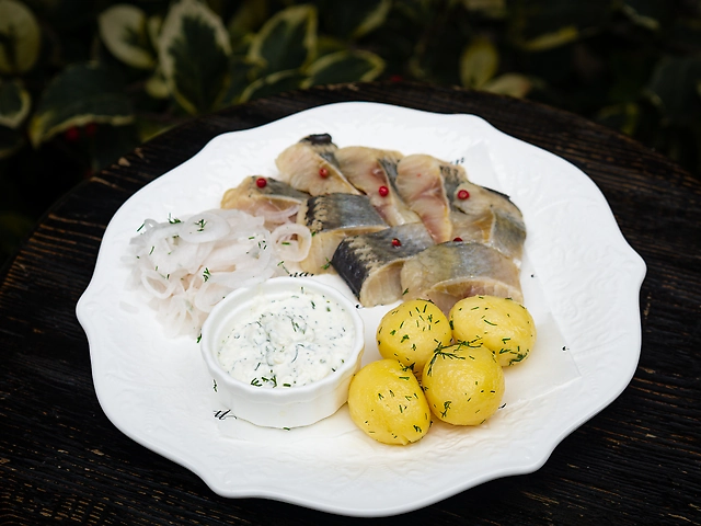 Оселедець з теплою картоплею